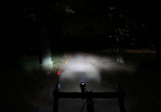 Dunkler Weg mit Fahrradlicht Vorderlicht mit mindestens 10 Lux sind Pflicht beim Fahrrad						