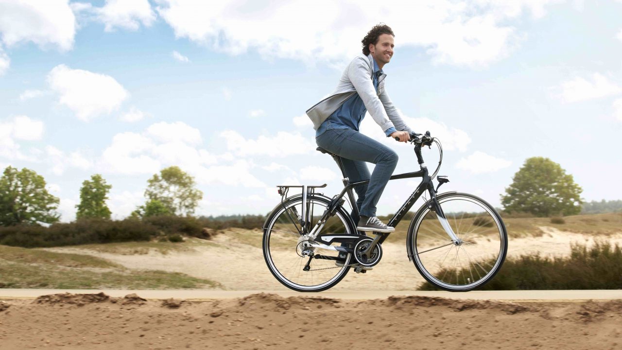 Mann auf Gazelle Ultimate Trecking Bike