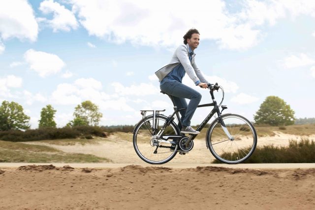 Mann auf Gazelle Ultimate Trecking Bike